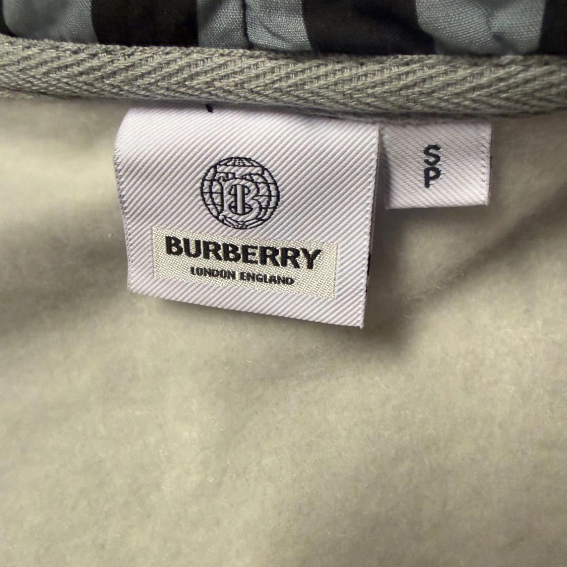 Grå hoodie från Burberry med broderi - 3