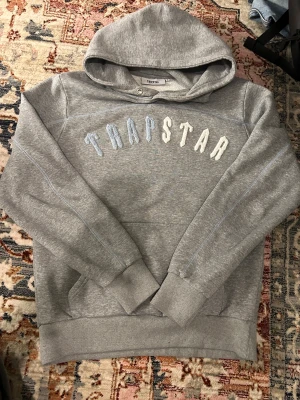 Trapstar hoodie - Grå trapstar hoodie med mönster