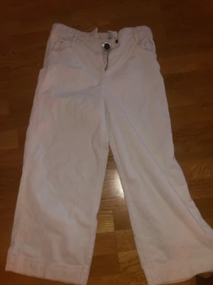 Vita manchesterbyxor med raka ben - Snygga vita manchesterbyxor med raka, lite vidare ben och klassisk femficksmodell. Byxorna har dragkedja och knapp framtill och är tillverkade i mjuk manchester som ger en chill och trendig vibe.