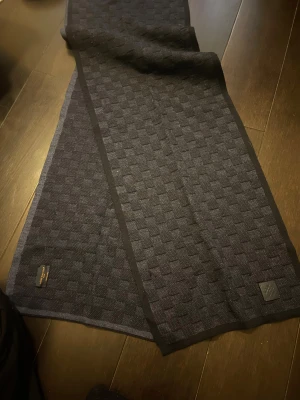 Mörkgrå stickad Louis Vuitton halsduk  - Äkta