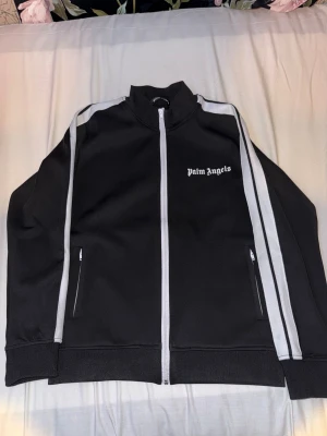 Palm Angels dress - Palm angles dress riktigt fräsch och stilig perfekt nu för denna kyla.