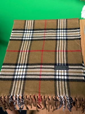 Burberry halsduk - Fin burberry halsduk som är sparsamt använd och utan slitage. Perfekt stilrent tidlöst plagg som är perfekt inför kylan i vinter.❄️ Finns fler färger på profilen så ta gärna en titt.🥰   #Burberry #BurberryScarf #BurberryHalsduk #DesignerScarf #Lyxhalsduk #VintageBurberry #ClassicCheck #BurberryCheck  #Modefynd  #vintedfinds #SecondHandStyle #PrelovedFashion #LuxuryFashion #Halsduk #oldmoney #grisch #laidback 