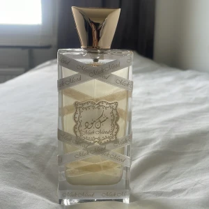 Lattafa Musk Mood  - Musk Mood av Lattafa Perfumes är en doft för både kvinnor och män. Toppnoterna består av citrusfrukter och frukter; hjärtnoterna innehåller vit mysk, blommiga noter och vanilj; basnoterna är vit mysk och sandelträ. Användts bara 2 ggr!! (HELT FULL)