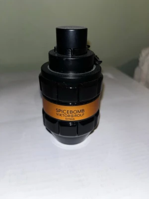 Spice bomb extreme - Vintrig, kryddig, kanel parfym. Perfekt för vinter och höst. 40-45 ml kvar av 50, hör av er för fler bilder och vid intresse 👍