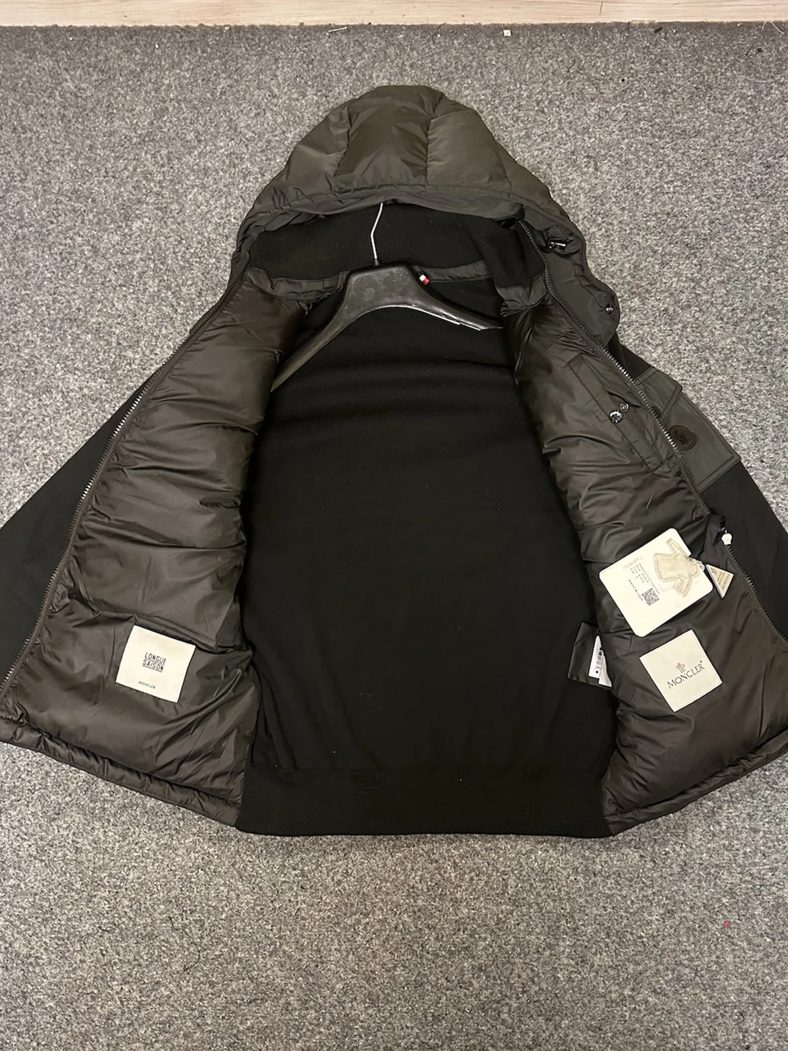 Svart pufferjacka från Moncler - 1