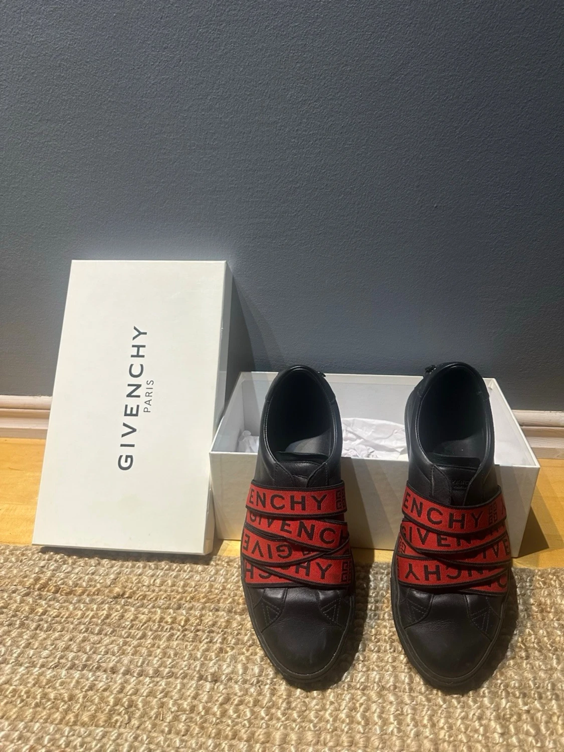 Givenchy svarta sneakers med röda band