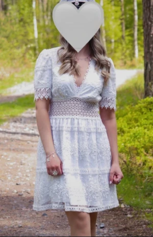 Studentklänning  - Superfin vit spetsklänning från Gina, emdast använd försiktigt under min studentdag och fortfarande i väldigt fint skick! 