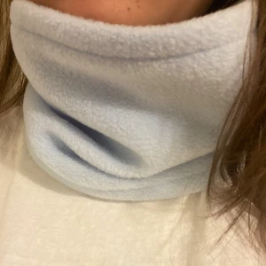 Ljusblå fleecebuff  - Mjuk handsydd fleecebuff i ljusblå !!