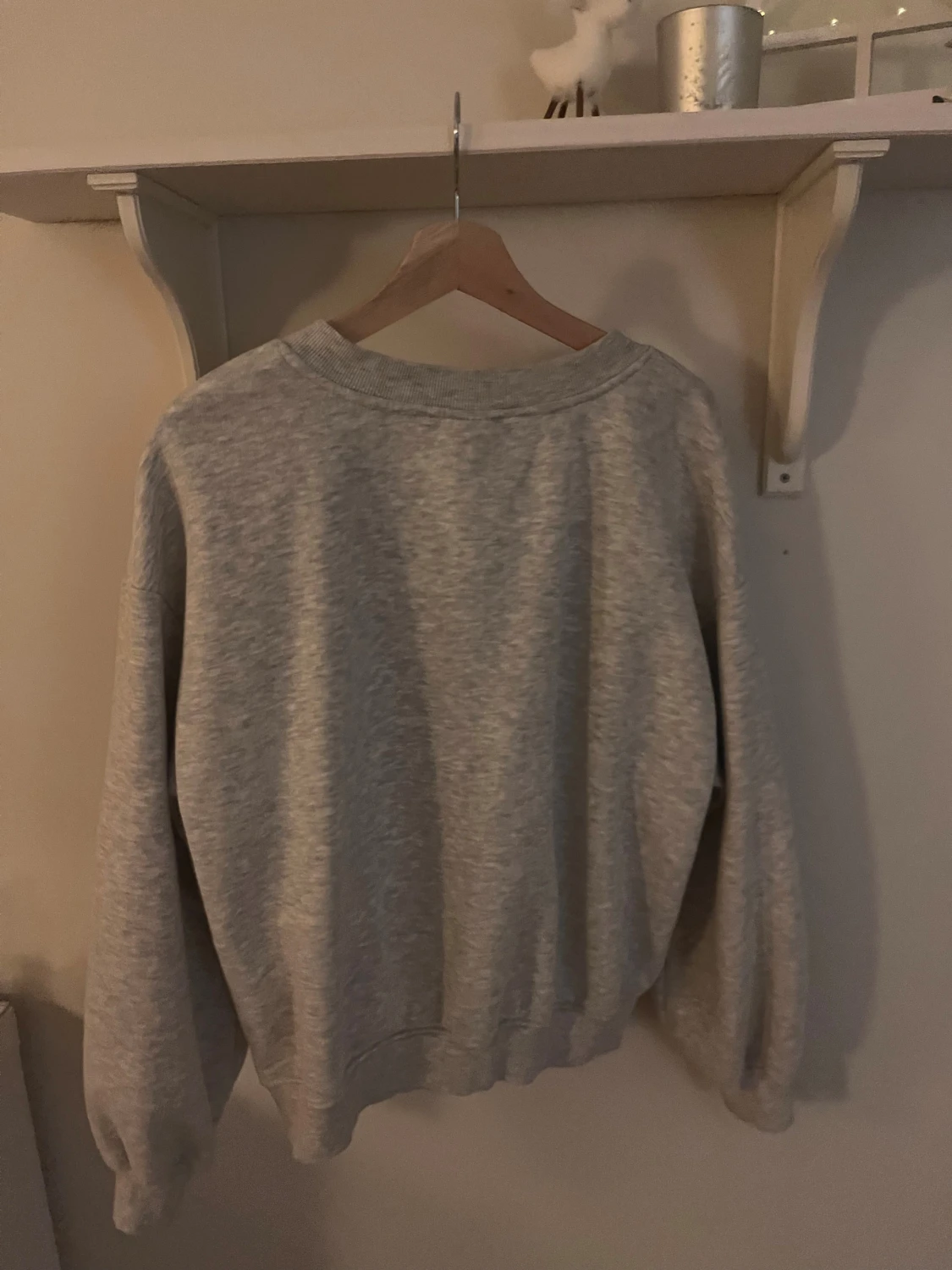 Grå v-ringad sweatshirt från Bershka - 1
