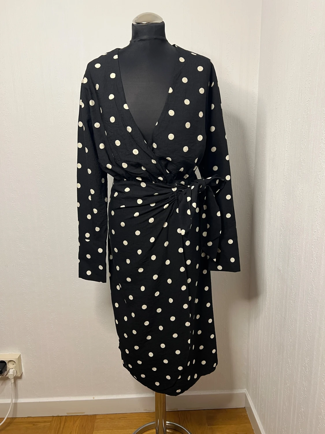 Svart prickig omlottklänning H&M XS