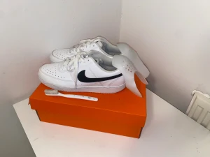 Nike Air Force 1 vita sneakers - Säljer mina vita Nike Air Force 1 i storlek 44. De är i bra skick och endast använda ett fåtal gånger. Passar tyvärr inte mig, därför säljer jag dem vidare.  ✔️ Endast använda några få gånger ✔️ Rengjorda och fräscha ✔️ Skoborste + skoskydd följer med ✔️ Kommer med originalbox ✔️ Klassisk “Triple White” – alltid populär modell  Perfekta för dig som vill ha ett par stilrena och bekväma sneakers till ett bra pris. Skicka meddelande om du vill ha fler bilder eller prova!