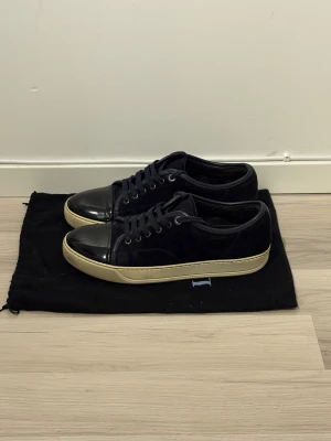 Lanvin mörkblå - Lanvin mörkblå med svart glans | Storlek Uk6 vilket motsvarar storlek 40 men sitter bättre hos 41 | Innersula - 27,5cm | Skick - 8,5/10 | Inga defekter förutom lite slitage på sulan | Dustbag medföljer | Retail - 5200kr | Hör av er vid frågor eller funderingar 🙌