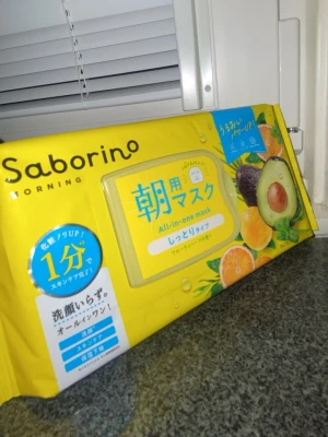 Saborino Morning All-in-one mask - Säljer en förpackning Saborino Morning All-in-one mask i en färgglad gul förpackning med fruktmotiv. Innehåller ansiktsmasker med fruktig doft, perfekt för en snabb morgonrutin. Maskerna är enkla att använda och ger huden fukt och fräschör.