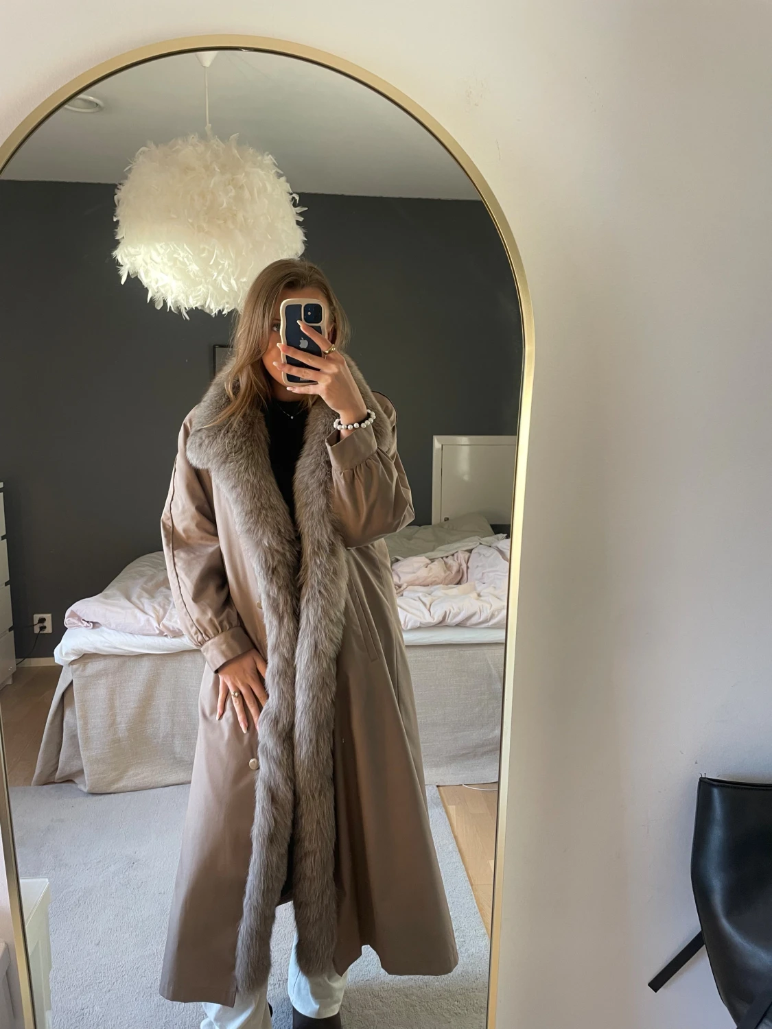 Beige lång kappa med pälsdetaljer