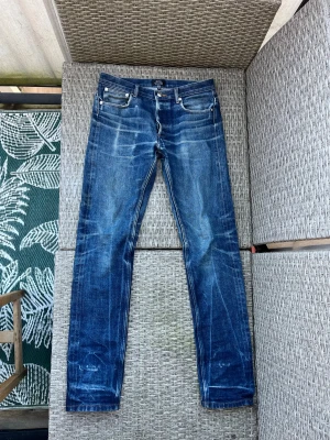 Selvedge A.P.C. Jeans - Dessa selvedge A.P.C jeans har fått sin snygga färg med användning därför ett högre pris. Också i gott skick! Midjemått 41cm Längd 104cm och passar mig mycket bra som 184cm. Enda defekten jeansen har är ett öppning i högerfickan men kan enkelt sys ihop med tråd och nål!