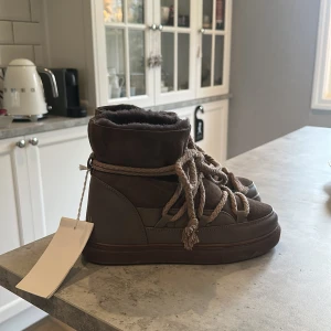 Inuikii bruna  - Säljer helt nya inuikii skor i storlek 38 med prislapp på🤗💕