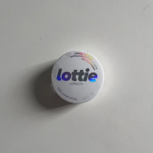 Setting powder - Ny setting powder, transparent från Lottie London.
