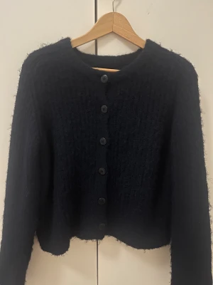 Stickad kofta - En supersöt stickad kofta från Vero Moda, i ullblandning. I väldigt bra skick och inga defekter💕priset går att diskutera och kan skicka fler bilder! Storlek S men funkar på xs