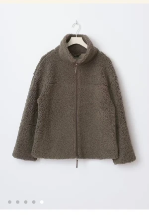 Brun teddyjacka från Ginatricot - Intressekoll på min nästan helt nya bruna teddyjacka från Ginatricot. Använd fåtal gånger i storlek S. Jättefin, varm och skön. Säljer möjligtvis då jag är sugen på en annan färg. Skriv för fler bilder. Nypris 500.