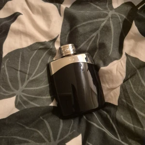 Montblanc Legend herrparfym 100ml - Fräsch Eau de Toilette med noter av bergamott, lavendel, vit ceder och jasmin. Basen har ekmossa och sandelträ. 100 ml flaska. Tillverkad i Frankrike. Endast ett par spray tagna.
