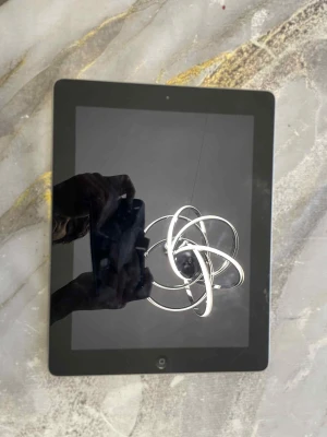 Apple iPad (2nd/3rd/4th gen) - Säljer en äldre Apple iPad med 9,7-tums skärm. Plattan är i gott skick med mindre tecken på normalt slitage på baksidan. Perfekt för surf, video och appar. Laddare ingår ej. Fungerar utmärkt för enklare användning.