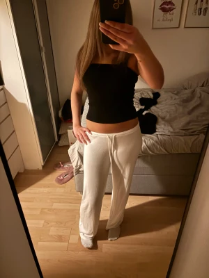 Mjukisbyxor från Nelly  - Mjukusbyxor från Nelly i storlek S, använda en gång 💕