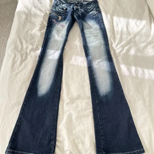 Crazy Age jeans - Så otroligt fina lowwaist bootcut Crazy Age jeans som jag tyvärr måste sälja då de är för små 💞 Har inga defekter och är som helt nya utan prislapp!  Midjemått rakt över - 30cm Innerbenslängd - 80cm Grenhöjd - 16cm Benöppning - 21cm