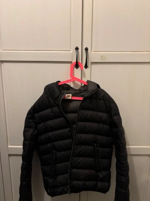 Svart Colmar pufferjacka med dragkedja - Svart Colmar jacka, storlek 44 svensk 38 men passar även 36. Inga slitningar förutom ett litet hål på innerarmen på höger sida. Pris kan diskuteras😊