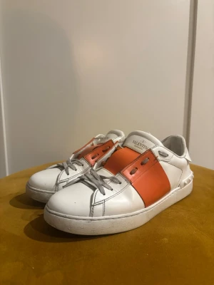 Valentino skor - Valentino open sneakers. Bra skick, unika och prisvärda skor! (Medföljer inte Box osv). Hör gärna av dig om det är något du funderar över. Leon