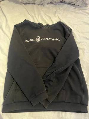 Sailracing hoodie  - Säljer min sailracing hoodie eftersom den inte kommer till användning. Kanske lite lite solblekt men ingenting man tänker på, sen ett litet hål på fickan men de ser man knappt. Därför läggs den ut billigt💗