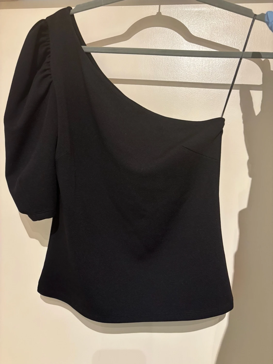 NY: Svart oneshoulder tröja med lite puffärm, MQ/MARQET - 1