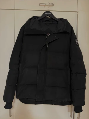 Canada Goose Jacka - Canada Goose MacMillan. Jackan har dragkedja framtill. Sista knappen vid dragkedjan har gått av dock men det går att fixa.