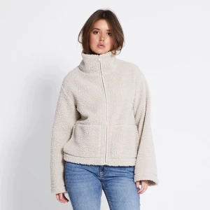 Beige teddyjacka lager 157 stl S  - Säljer en beige teddyjacka med hög krage och hel dragkedja framtill från lager 157 i storlek S. Jackan har två stora fickor och är tillverkad i mjukt fleece-material🥰