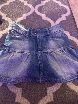 Kjol med volanger - Söt kjol med rosa detaljer i storlek 146 perfekt för en resa i sommar eller med en söt stickad tröja nu till vintern. Skriv ifall du har fler frågor eller funderingar!💕😊