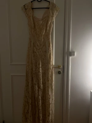 Byxdress  - En jätte fin beige byxdress från bohoo som tyvärr inte passade, helt ny lappen finns kvar (går att gå ner i pris vid snabb affär )