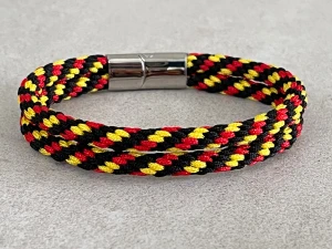 Brynäs armband 20 cm - Priset på armbandet är fast, knappen ”prisförslag” går inte att dölja.  Nytt handflätat armband i Brynäs färger med spänne i rostfritt stål, ca 20cm och 1cm brett. Det har inflätade rostfria ståltrådar som gör att det inte tänjer sig.  