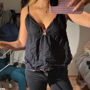 Svart linnetopp med spets och rosett - Söt odd Molly topp, väldigt rynkig men de är lätt fixat