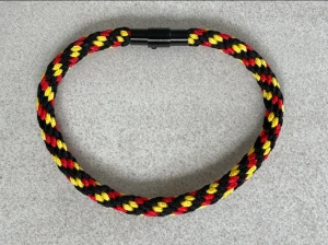 Brynäs armband 19 cm - Priset på armbandet är fast, knappen ”prisförslag” går inte att dölja.  Nytt handflätat armband i Djurgårdens färger med spänne i rostfritt stål, ca 19 cm. Det har en inflätad rostfria ståltråd som gör att det inte tänjer sig.  