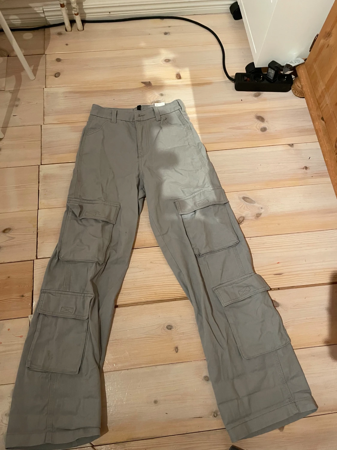 Grå cargopants från H&M DIVIDED