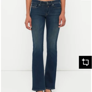 Replay bootcut jeans mörkblå - Snygga mörkblå jeans från Replay med klassisk bootcut och låg midja. Helt nya med lappen kvar då de inte passade mig i midjan. Sto 26/32. Nypris är 1600 men fick de av min farbror i present, så vill bara bli av med dem därmed billigt pris