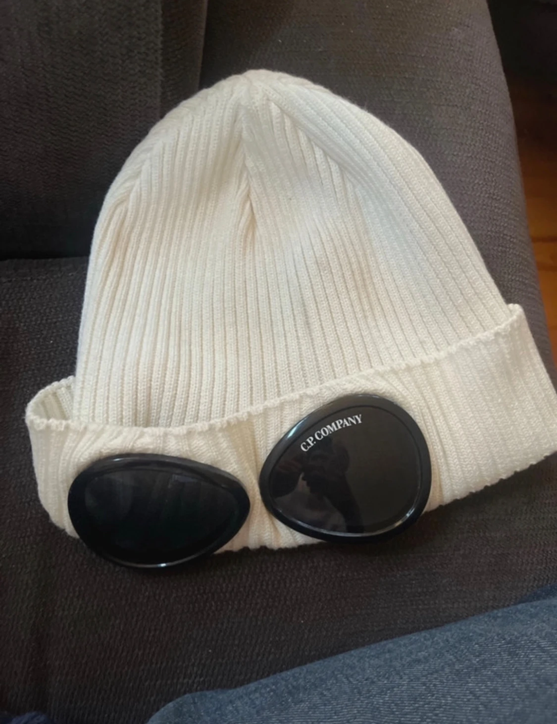 Vit ribbad mössa från C.P. Company