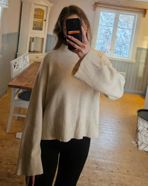 Beige stickad tröja - Jättemjuk finstickad tröja från Pull&Bear🩷 Fina detaljer med lite högre hals och slits i sidorna.