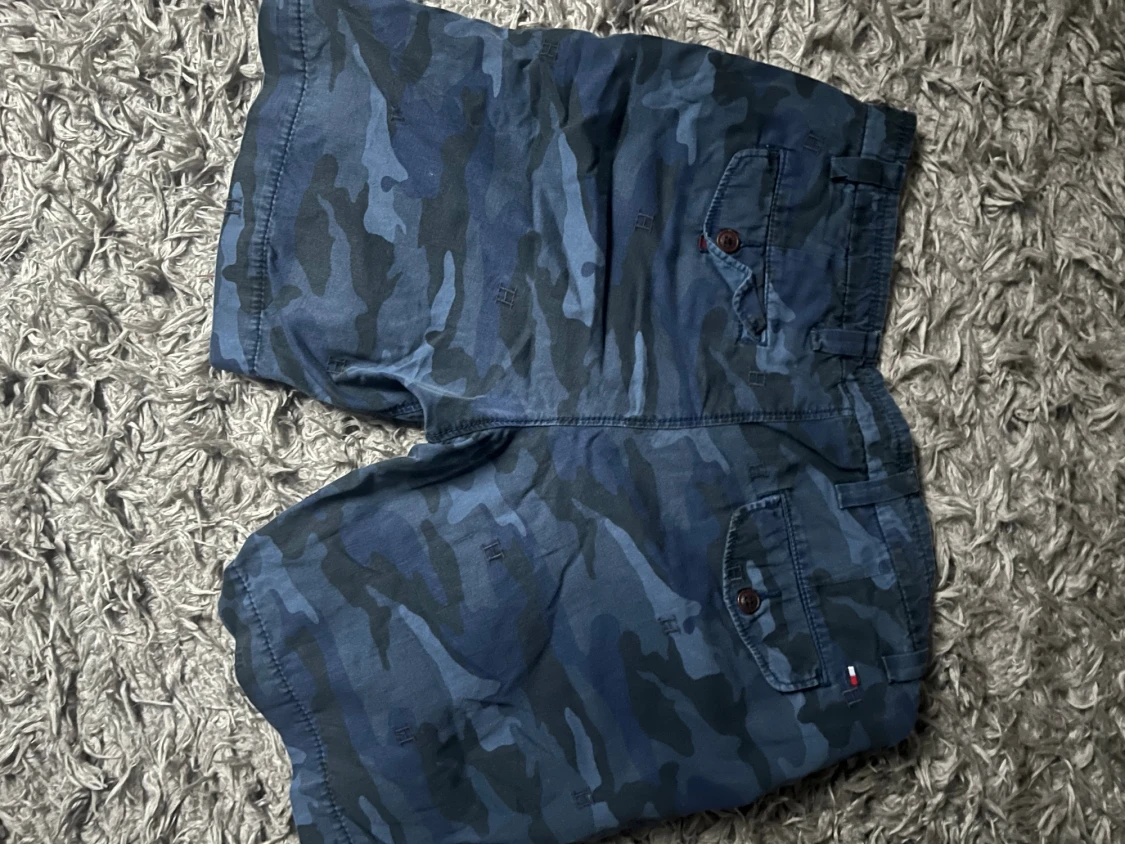 Blå camo shorts från Tommy Hilfigher - 1
