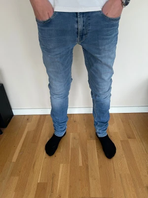 Replay Anbass ljusblå jeans, stl 32 - Riktigt schyssta replay anbass! De är i storlek 32. Modellen är 184 och de sätt mycket bra. Skick 9/10 inga tecken på andvändning. Pris 549: nypris ca 1800kr🤩