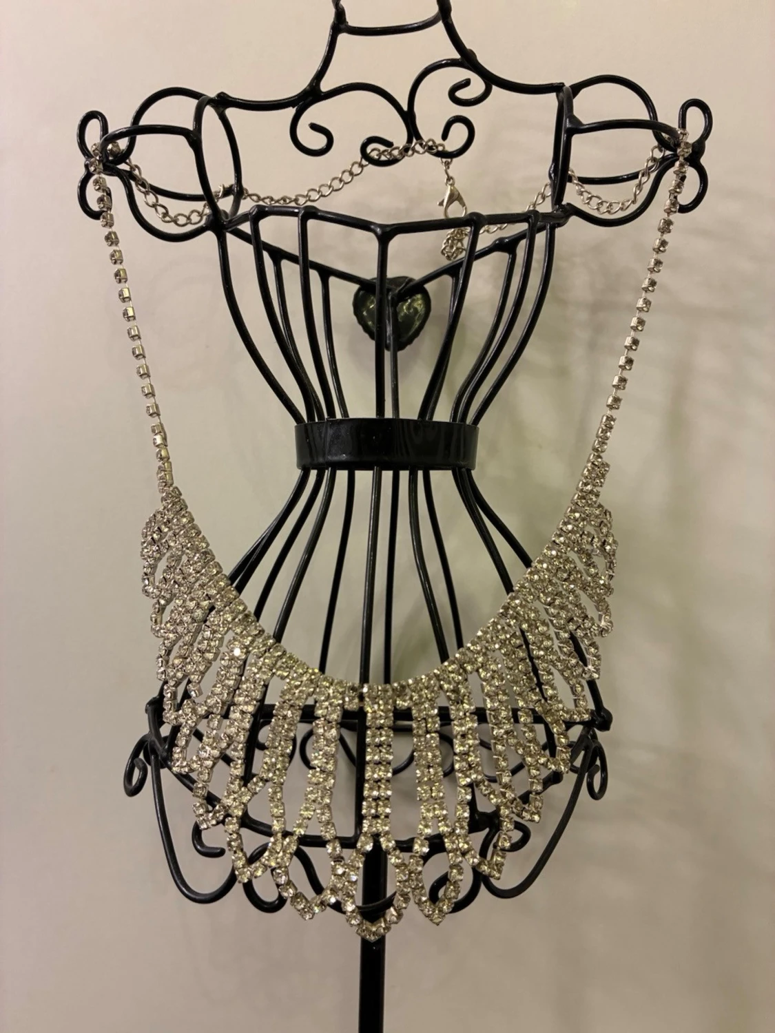 Glittrig silver halsband med strassdetaljer