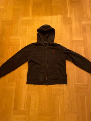 Mörkblå zip up Ralph lauren - Säljer en Mörkblå zip up från Ralph lauren som passar perfekt till dig som vill ha en lite cleanare look men ändå vara bekväm. Har en fläck på vänstra fickan och dragkedjan saknar en del som ni ser på bilderna. Strl XS. Hör gärna av er om ni har några frågor! MVH tom