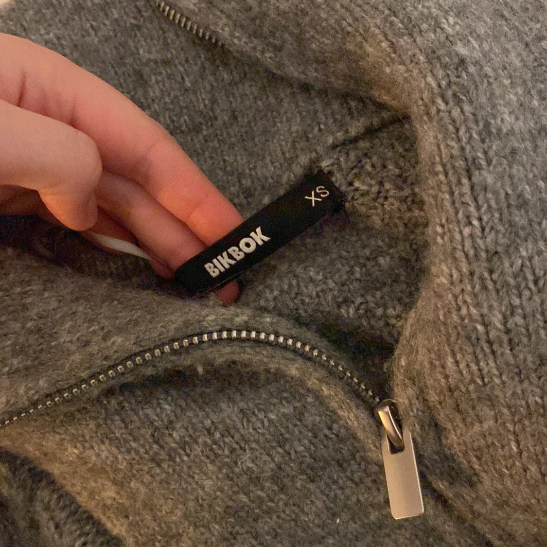 Grå stickad tröja  - 3