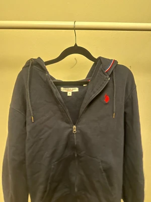 Ralph Lauren blå i storlek M - Är i bra skick, har inte använt den så mycket, om du har frågor skriv till mig