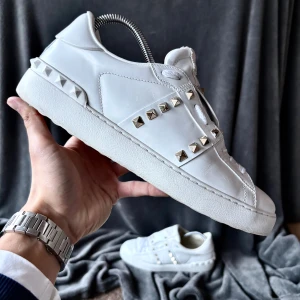 Valentino rockstud open skor - Valentino open rockstud skor | originalstorlek: 41, fråga om innermått vid osäkerhet | ingår: endast skorna 