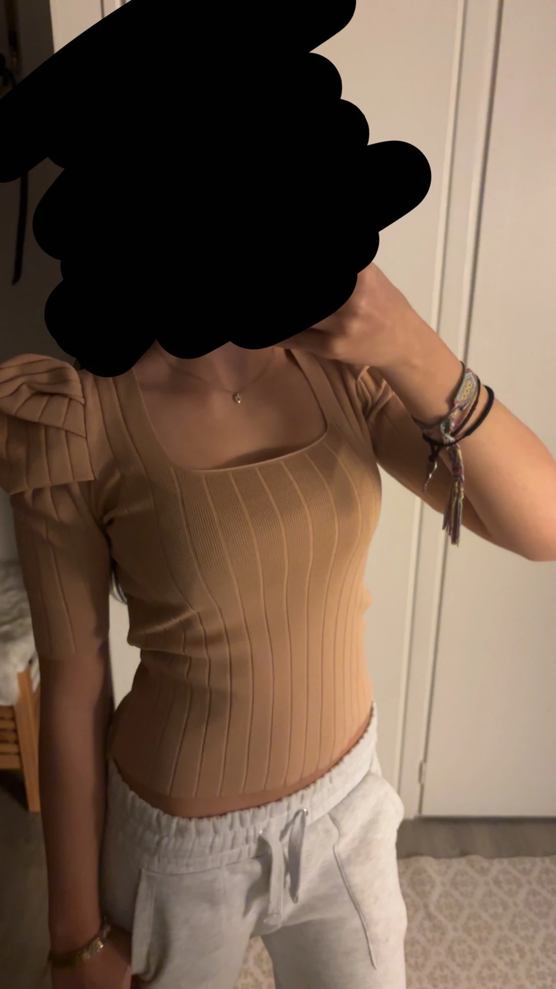 Beige ribbad topp med puffärm - 1